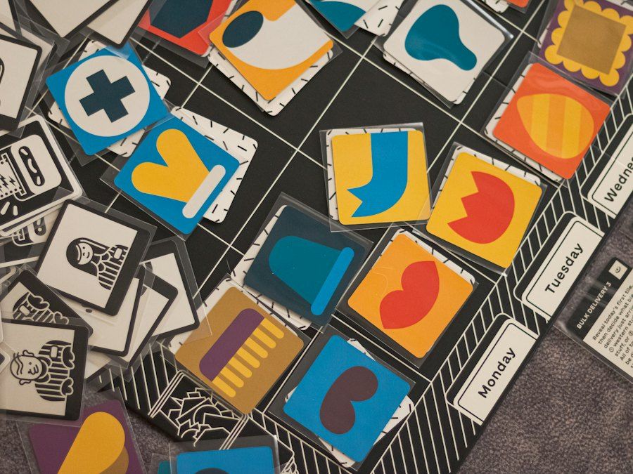 Bunte Spielkärtchen mit Symbolen auf einem Raster